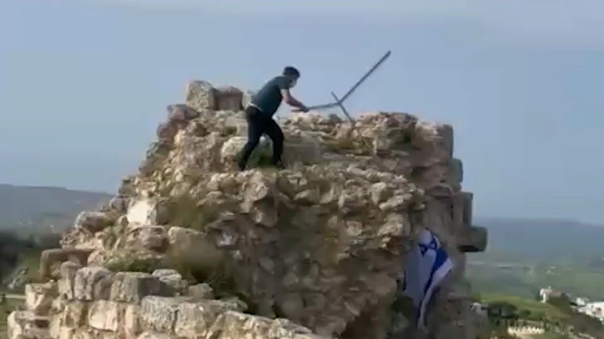 Video thumbnail for Lebanese man removes Israeli flag from castle in southern Lebanon