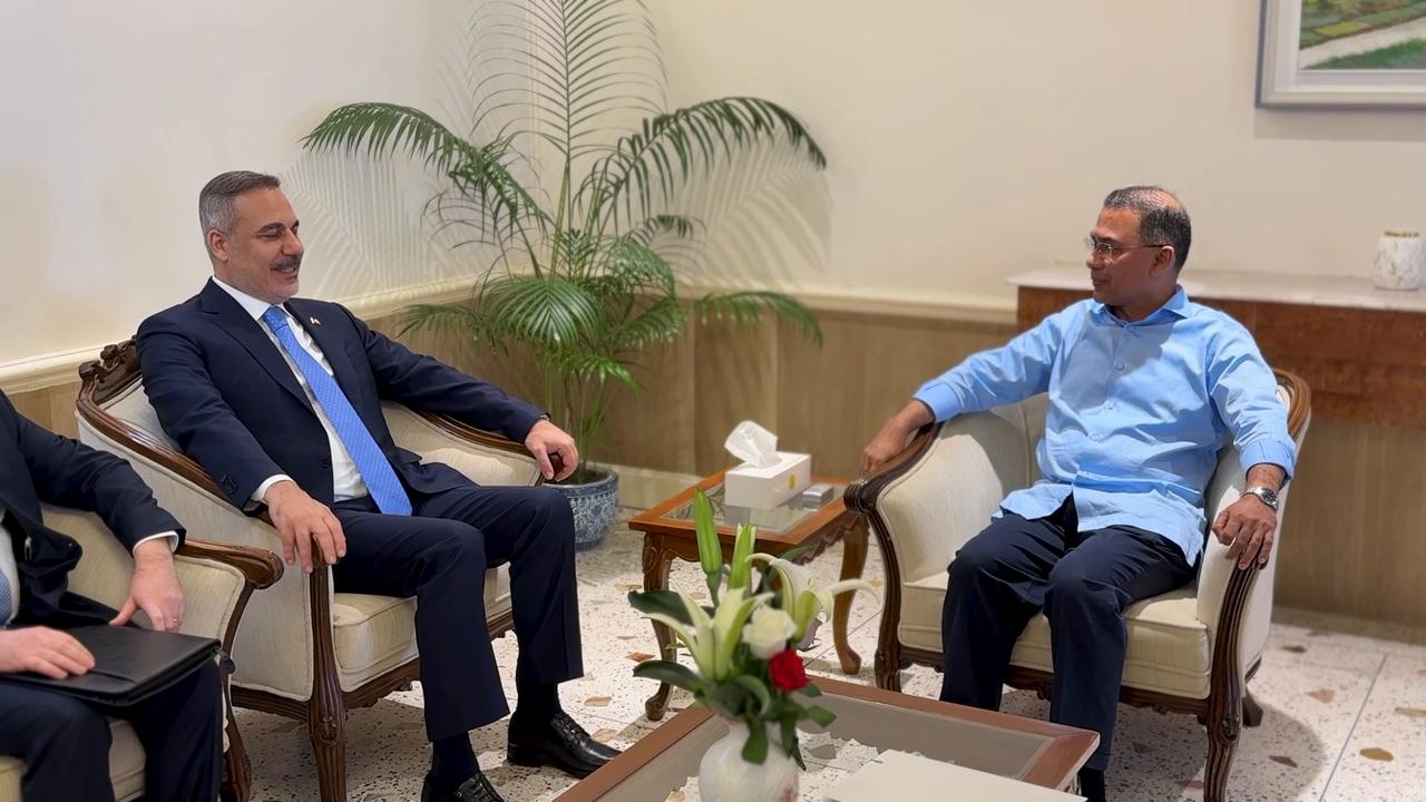 Video thumbnail for Bangladesh: Turkish foreign minister meets Bangladeshi prime minister in Dhaka.