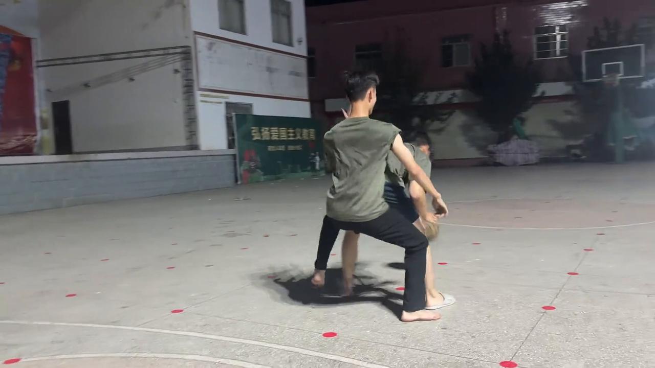 Video thumbnail for China: Finally Know Why The Monitor Loves Filming — Every Moment Is Amazing.
