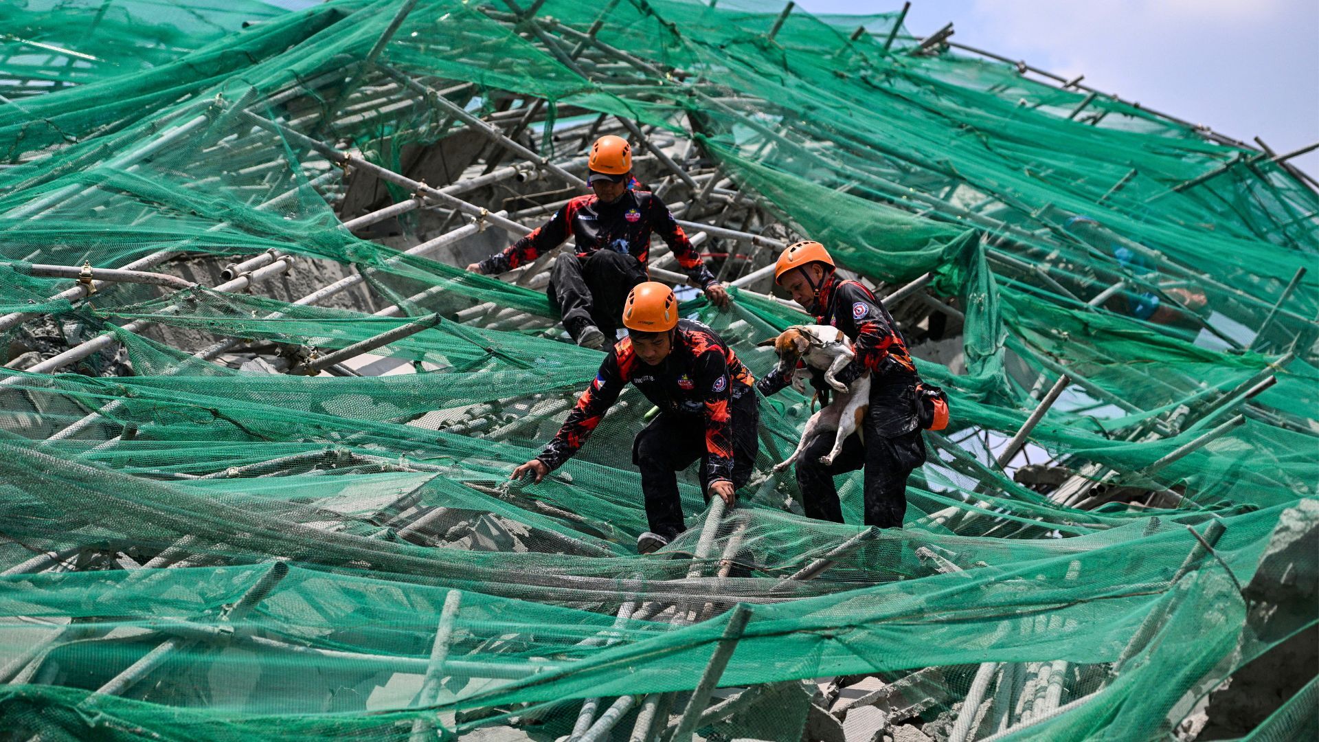 Video thumbnail for Hopes dim for survivors as search continues after Philippines building collapse