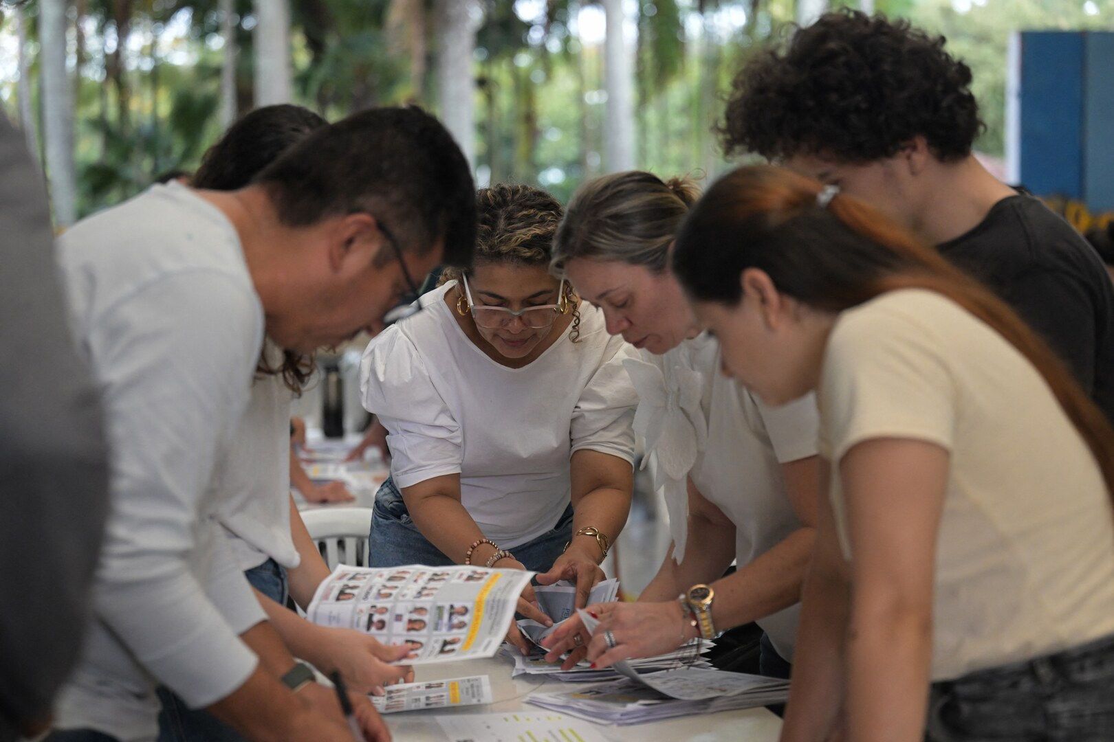 Video thumbnail for Tense election night in Colombia as country heads to presidential runoff