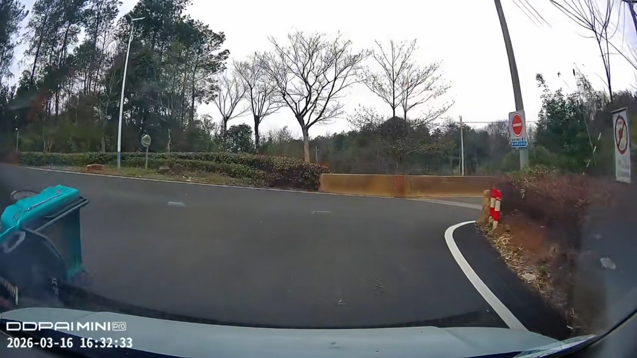 Video thumbnail for Wild Tricycle Crash on Quiet Zhejiang Road