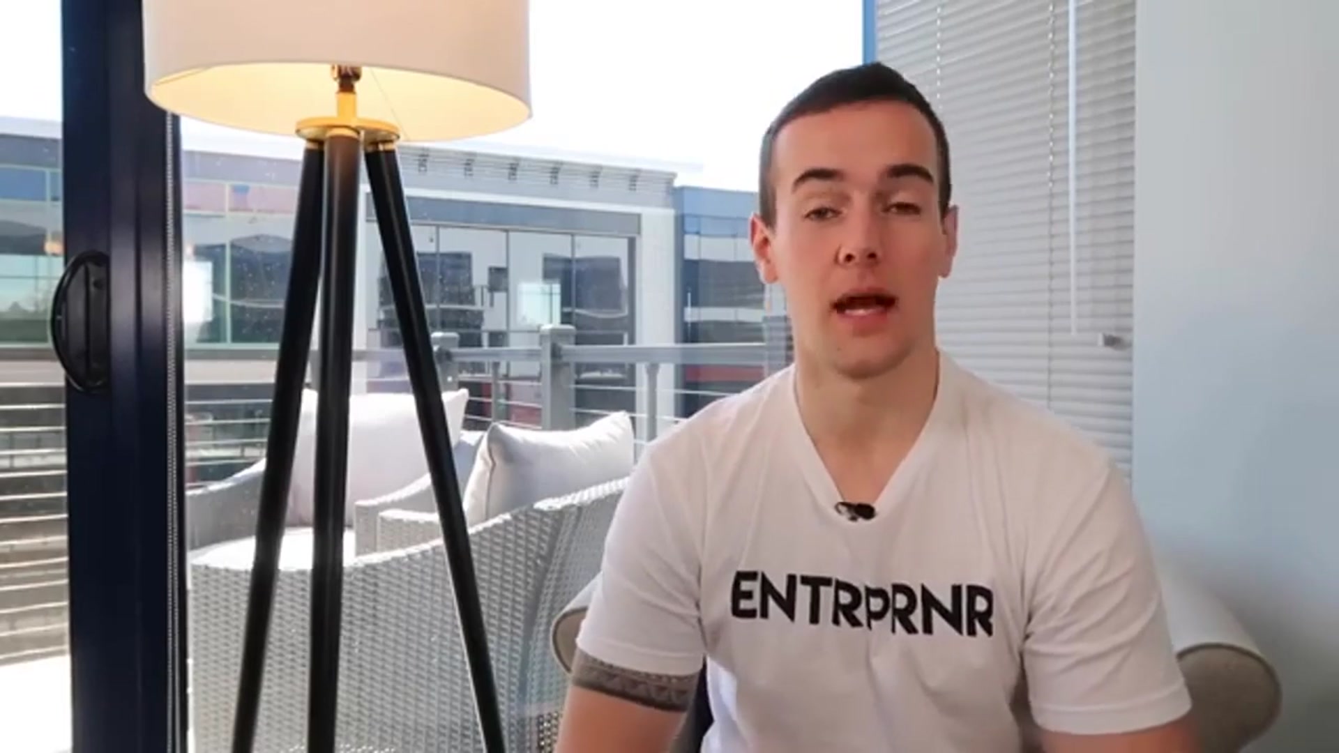 'Video thumbnail for Ryan Scribner Espanol: trabajos bien pagados: cómo ganar $70,000 a los 22 años. mercado laboral, oficios y salud'
