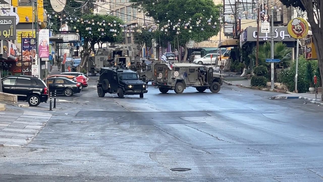 Video thumbnail for Israeli forces raid Palestinian neighborhood in Nablus.