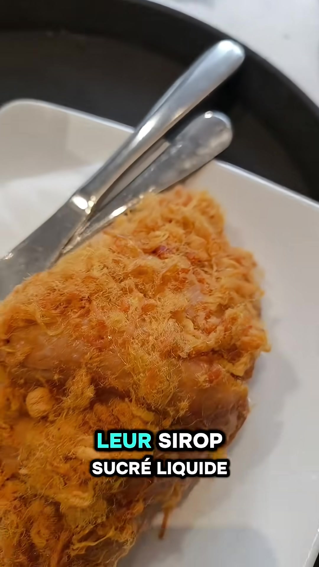 'Video thumbnail for 🥐 J’ai goûté le croissant le plus bizarre du Vietnam… et j’ai regretté !'