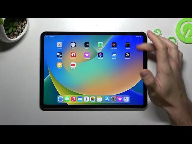 Video thumbnail for How to Manually Change the Display Brightness Level on the iPad Pro 11'' 2022