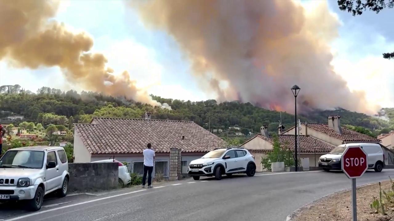 Video thumbnail for UNCAPTIONED: George and Amal Clooney forced to evacuate French home amid wildfires.