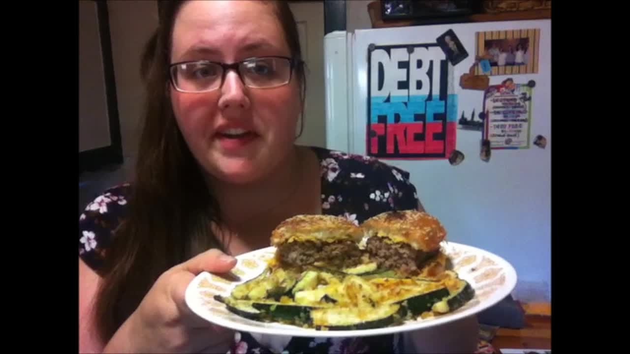 Video thumbnail for Budget Girl: hello fresh meal kit review: icon burger, fig salad & more!