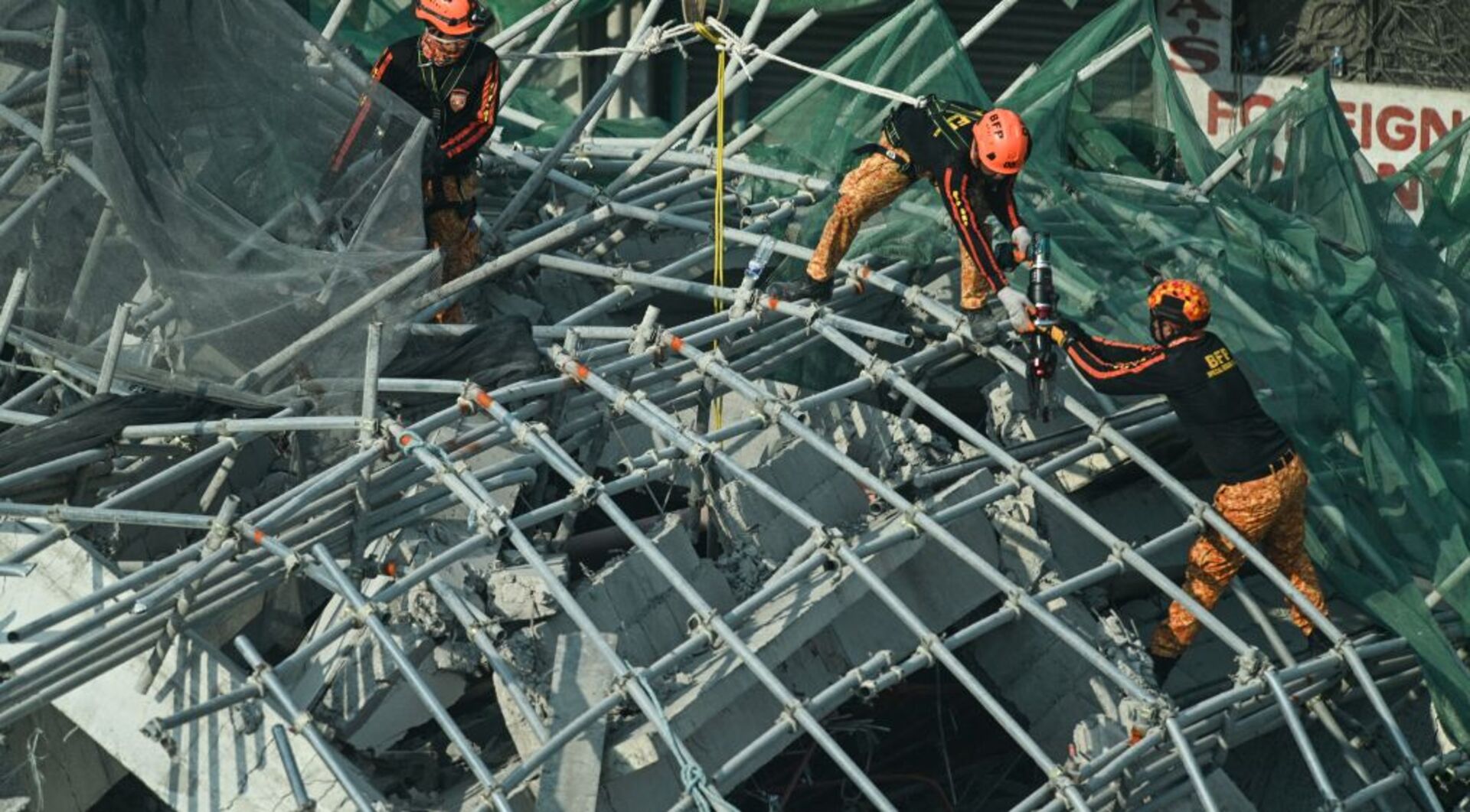 Video thumbnail for Philippines ends rescue efforts for 16 missing after building collapse