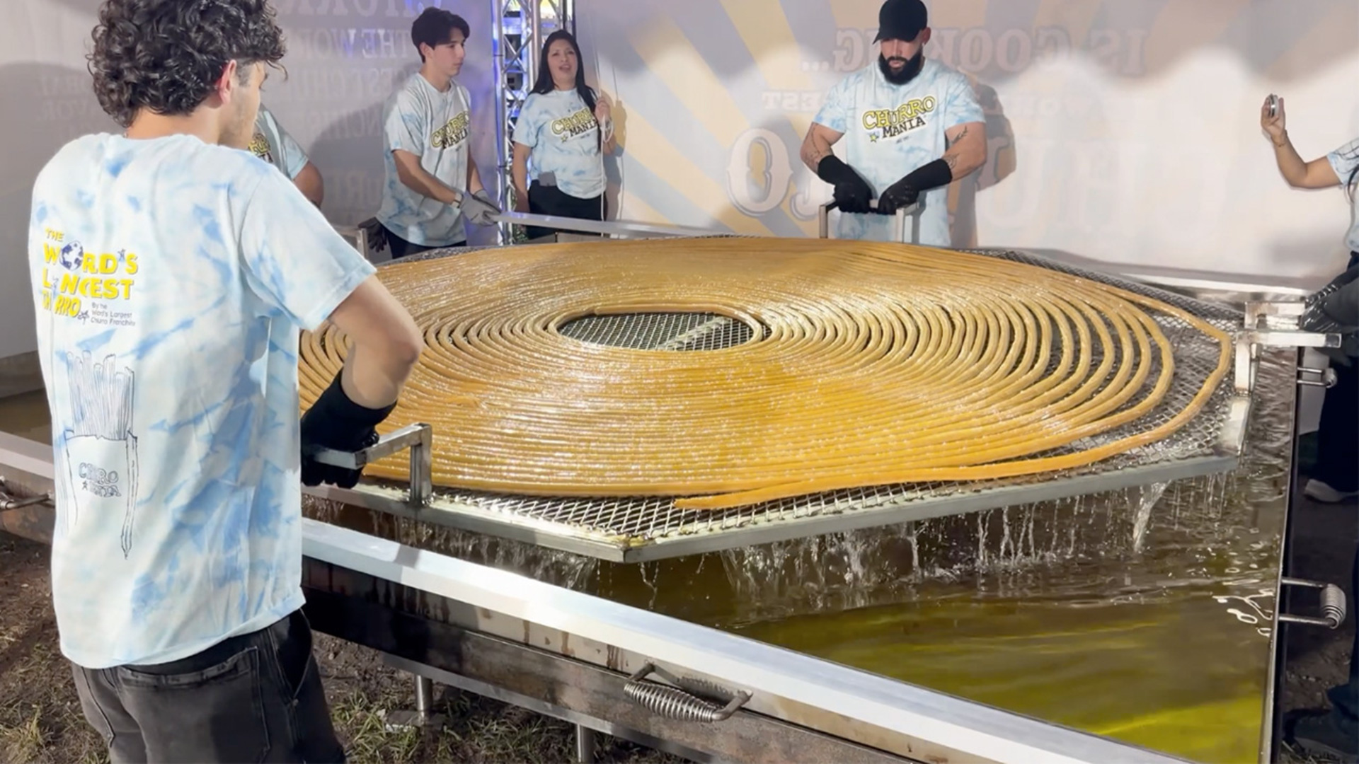 Video thumbnail for Longest churro  153.21 metres (502 ft 7.8 in) y Ariel Acosta-Rubio and Maria Alejandra Bravo