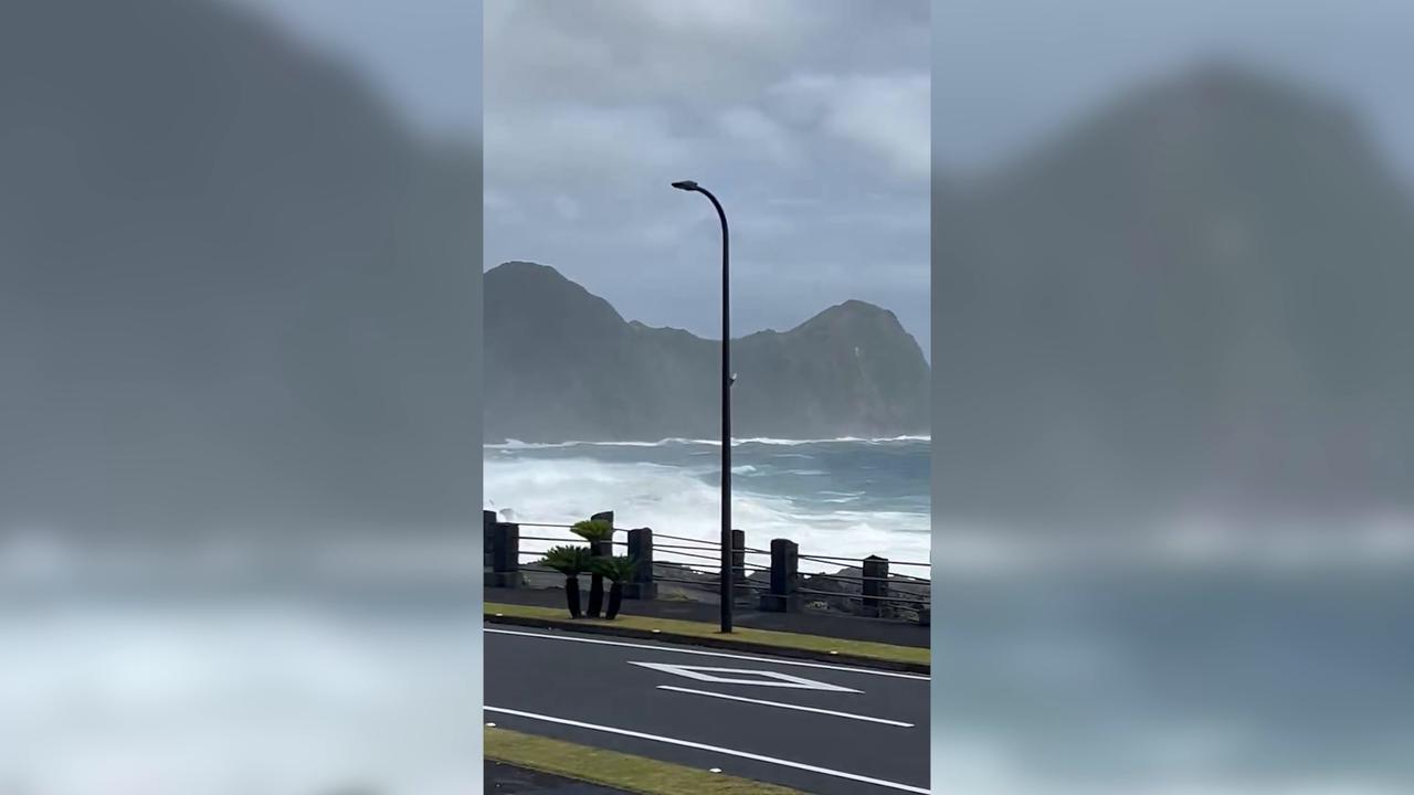 Video thumbnail for France: Tropical Storm Jangmi batters Japan’s Pacific Coast, prompting flood warnings.