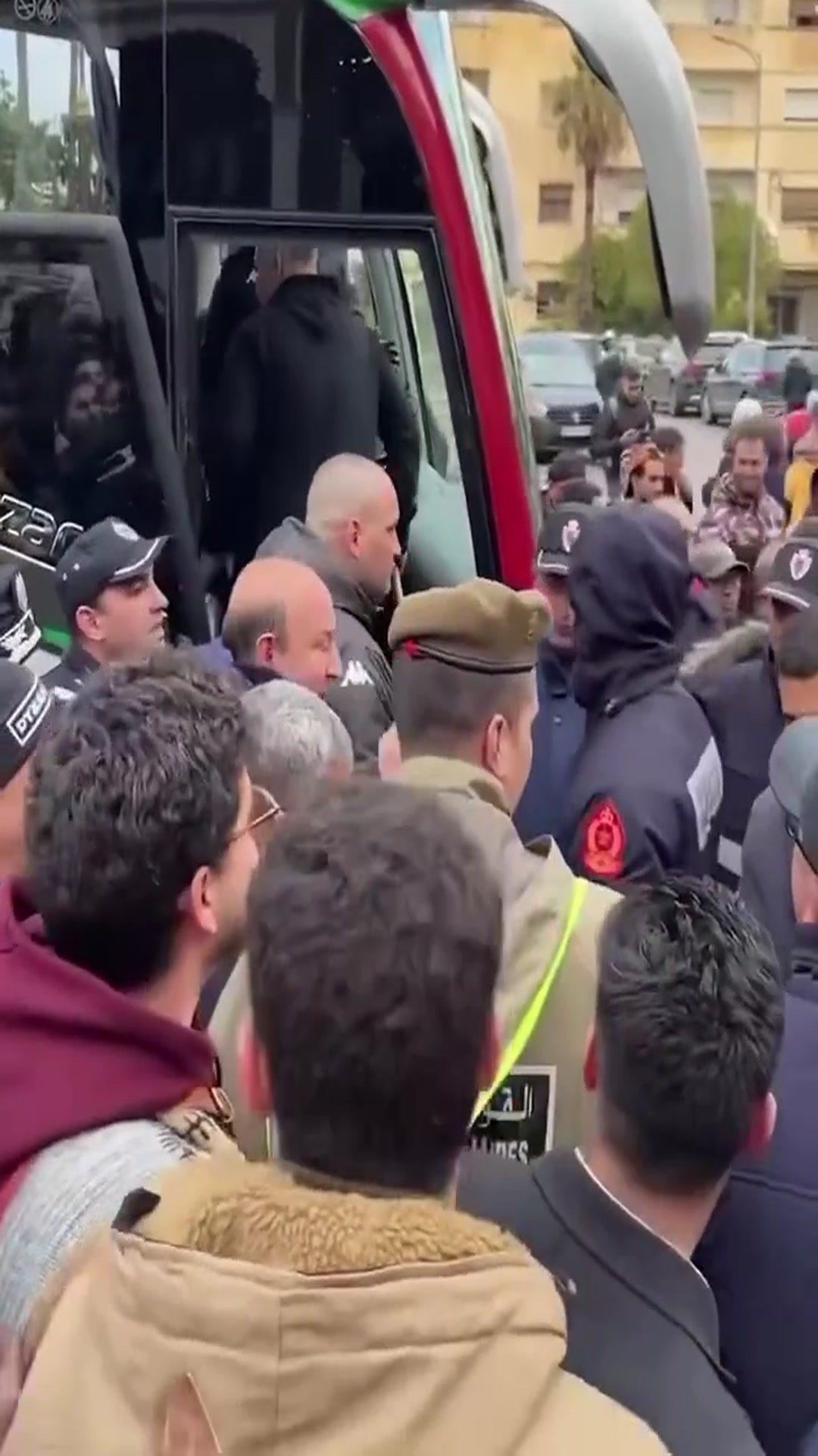 Video thumbnail for الشعب المغربي الشقيق مع لاعبي المنتخب التونسي بعد صلاة الجمعة