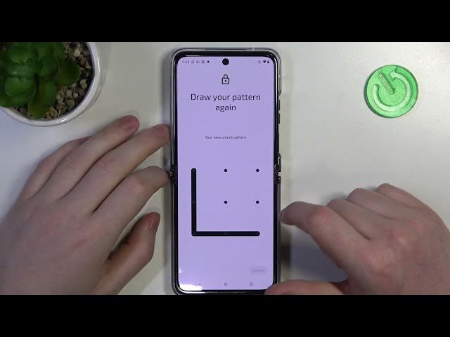 Video thumbnail for Does the MOTOROLA Razr 40 Ultra Device Have a Fingerprint Scanner? Let's Check!