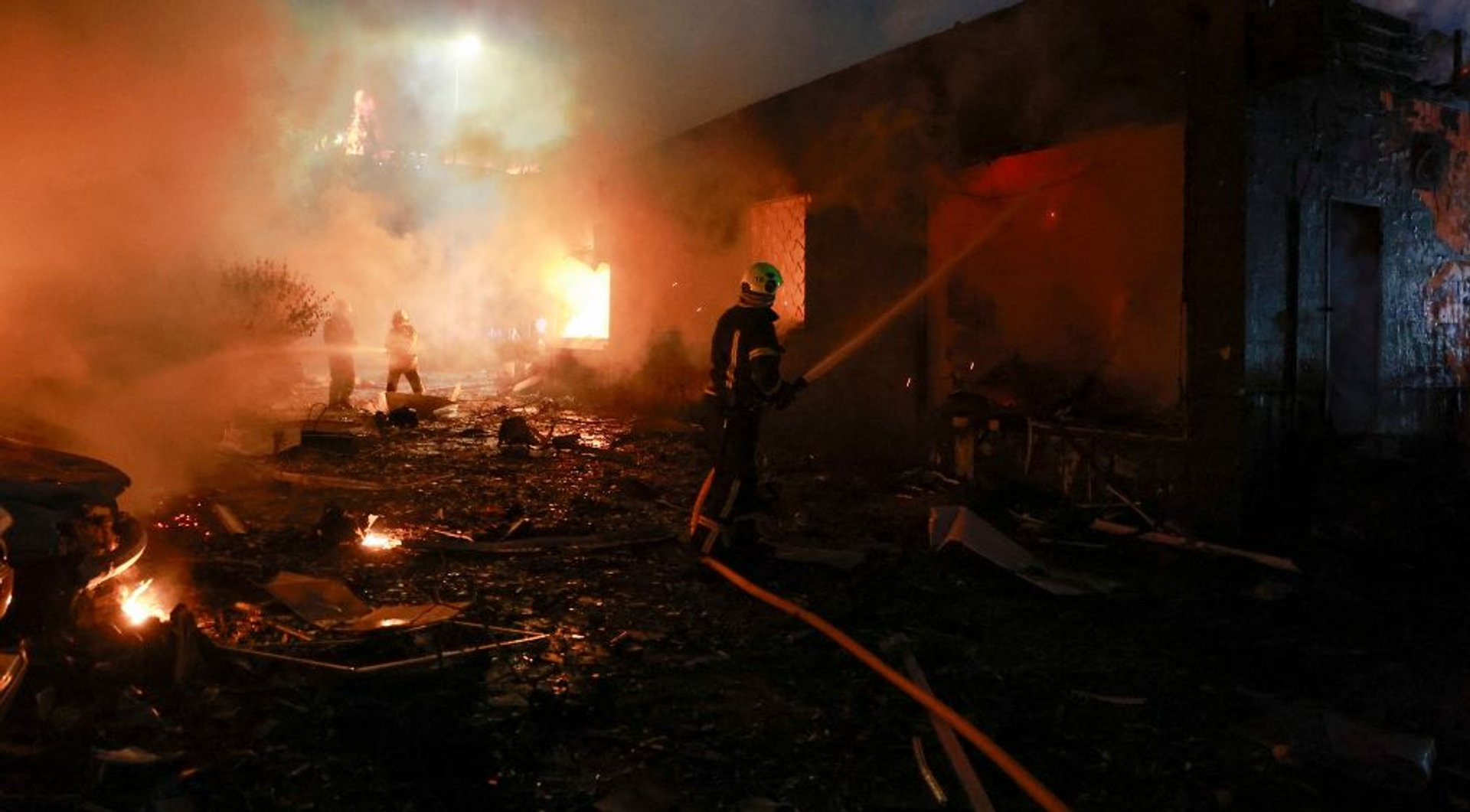 Video thumbnail for Ukraine war: Russia launches one of biggest missile attacks on Kyiv since start of war