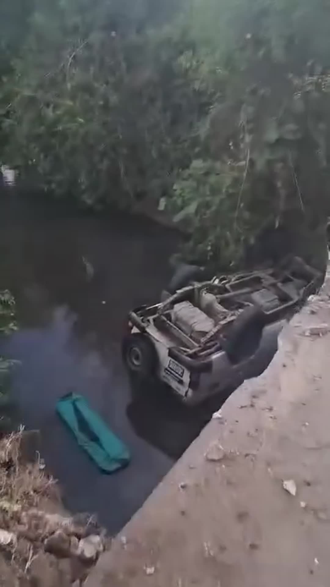 Video thumbnail for Ambulancia vuelca en un río en Villanueva Chinandega