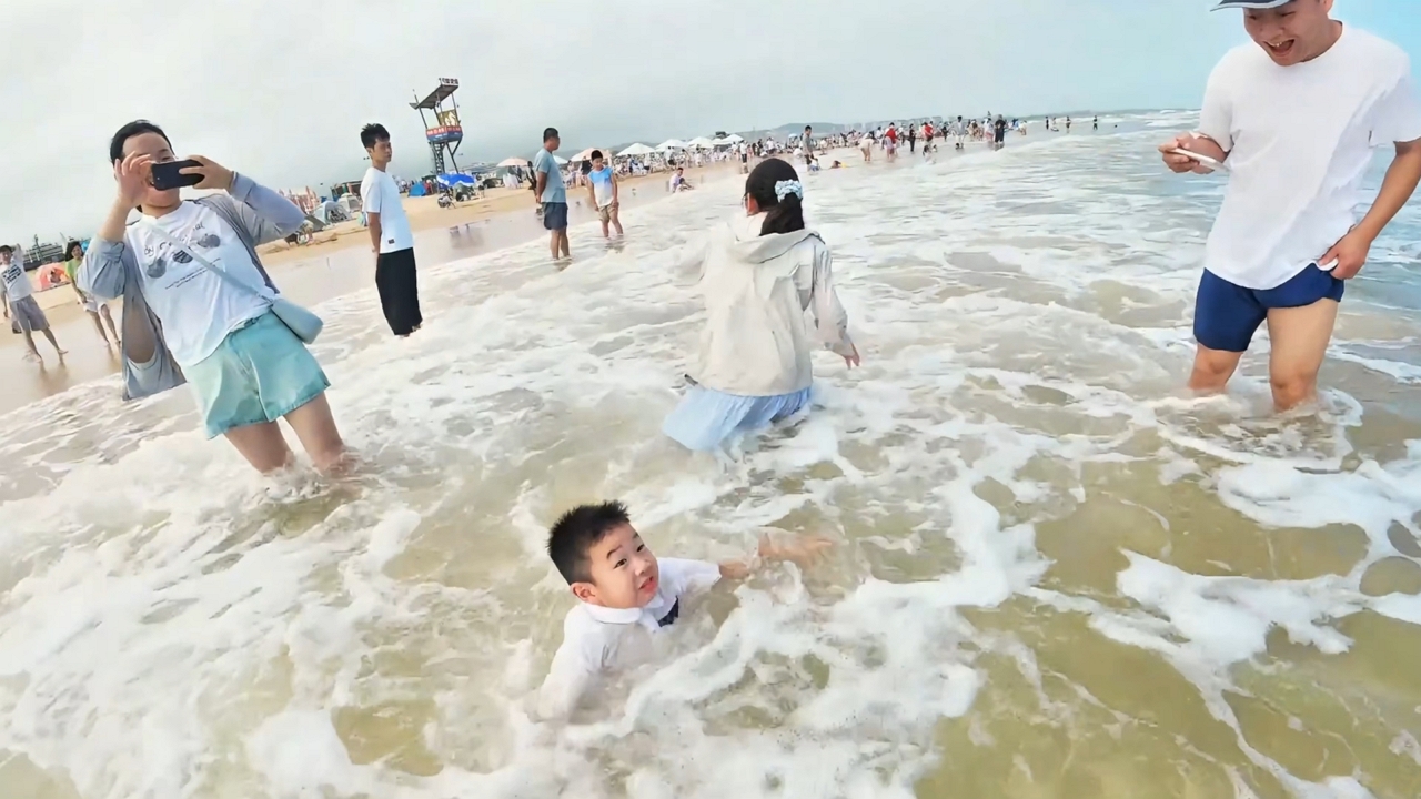 Video thumbnail for Boy Loses Balance and Falls into Water at Zhejiang Beach