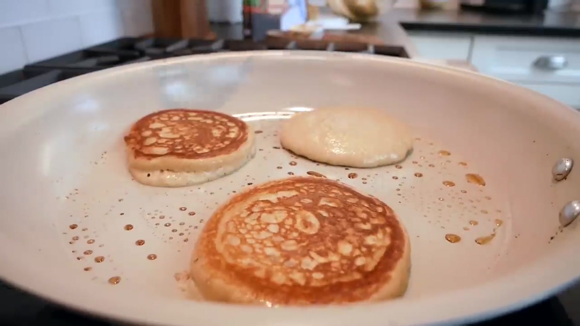 Video thumbnail for GREEK YOGURT PROTEIN PANCAKES _ No protein powder needed_(720P_HD)