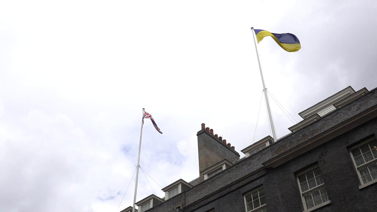 Video thumbnail for US: UK Prime Minister Starmer leaves 10 Downing Street for PMQs.