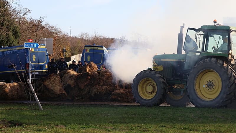 Video thumbnail for French farmers protest outside Macron’s  over EU-Mercosur deal