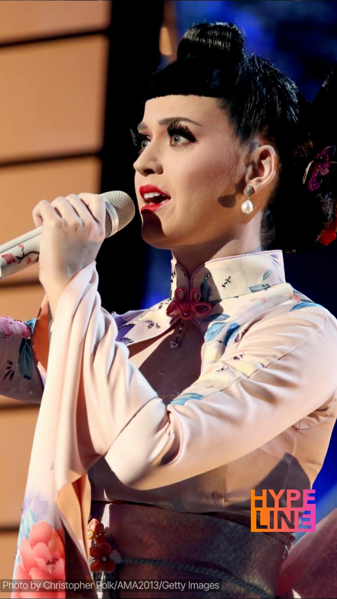 Video thumbnail for The Wildest American Music Awards Moments Of All Time