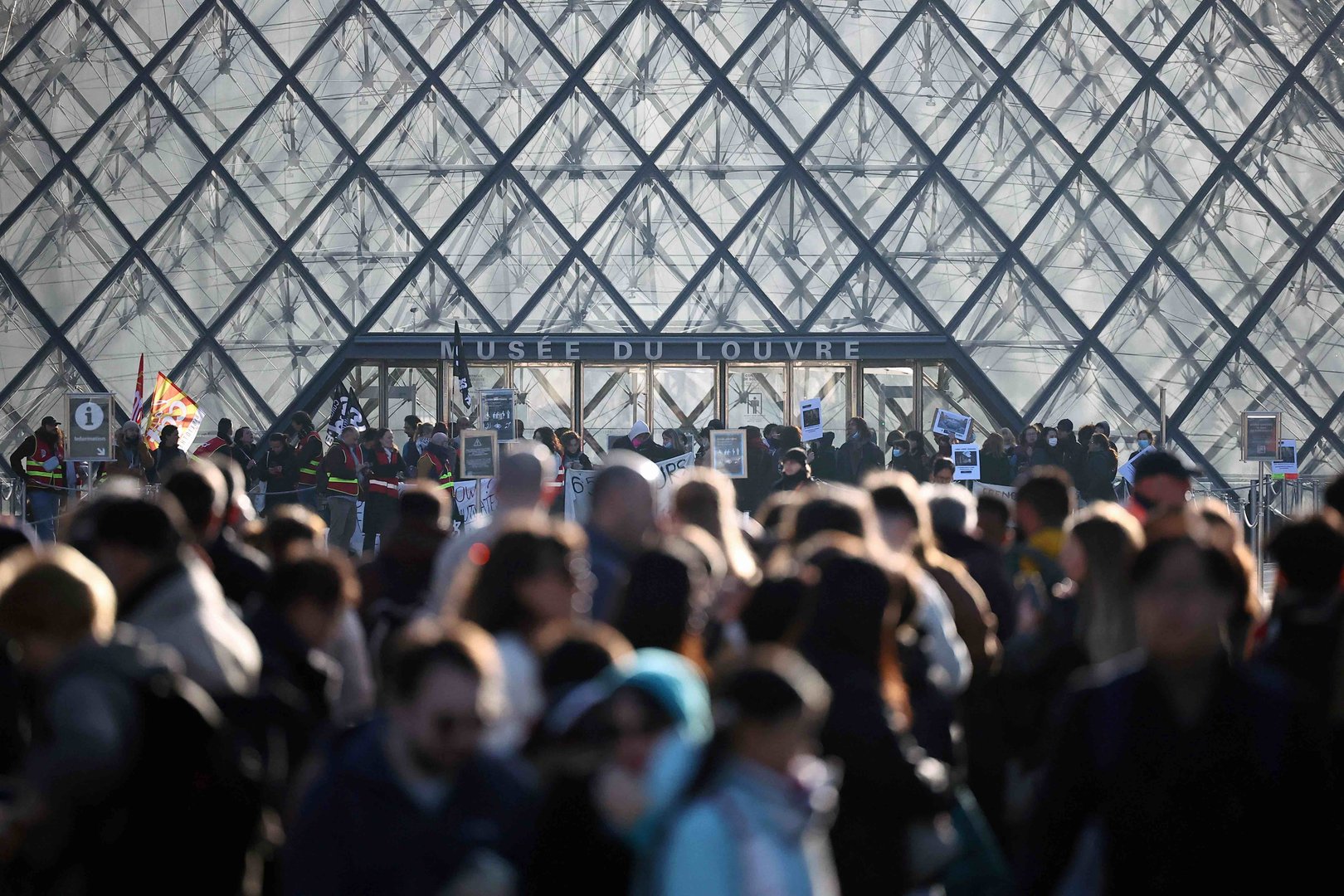 Video thumbnail for Protesters block Louvre in support of French student movement