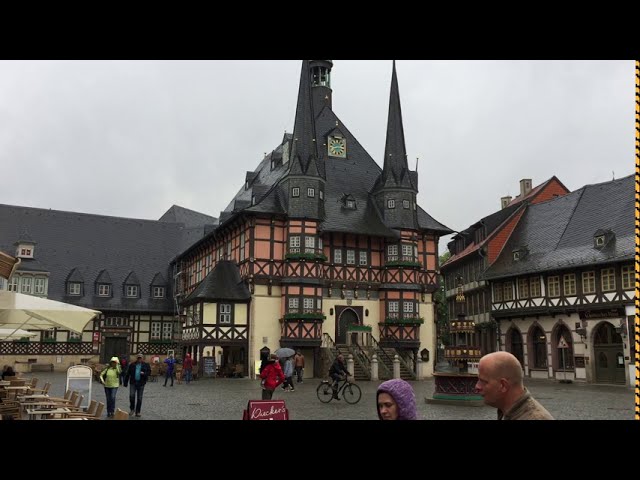 Video thumbnail for vor dem Rathaus in Wernigerode an einem regnerischen Tag