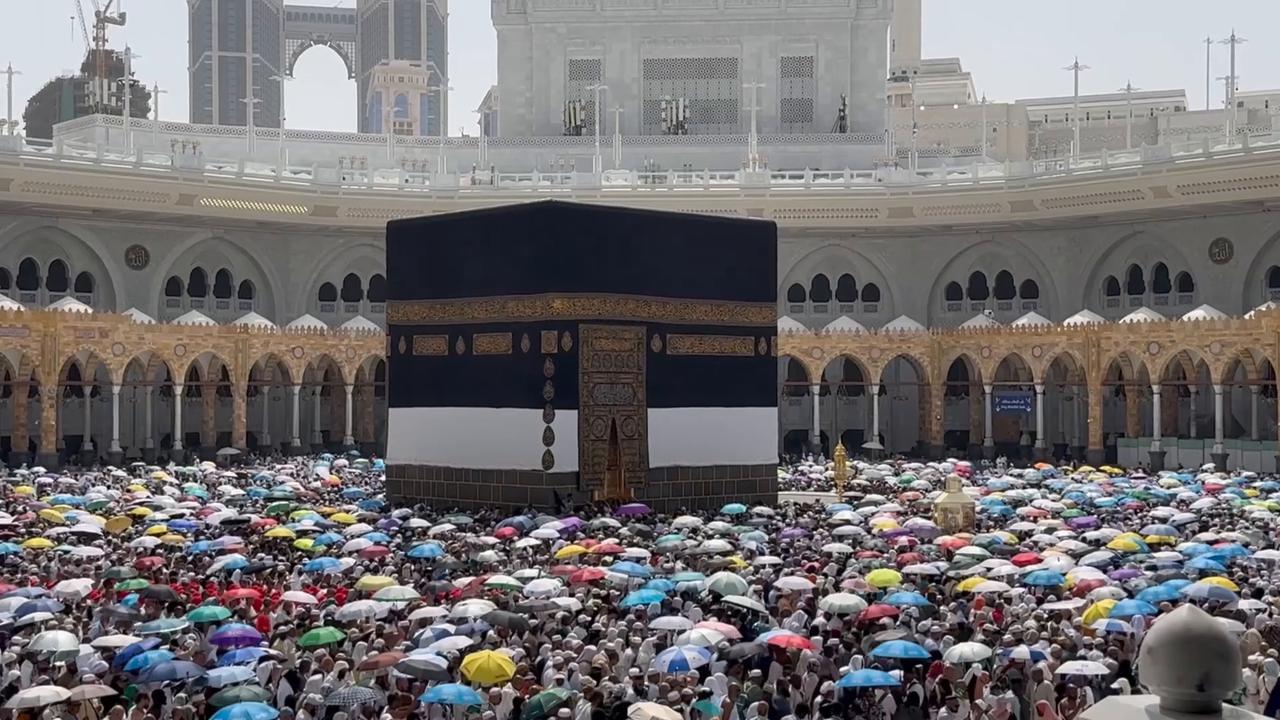 Video thumbnail for Saudi Arabia: Muslim pilgrims perform farewell tawaf before departing Mecca.