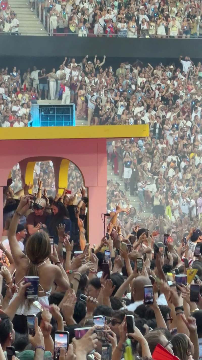 Video thumbnail for Stadium Crowd Goes Wild at Madrid Concert La Casita Moment