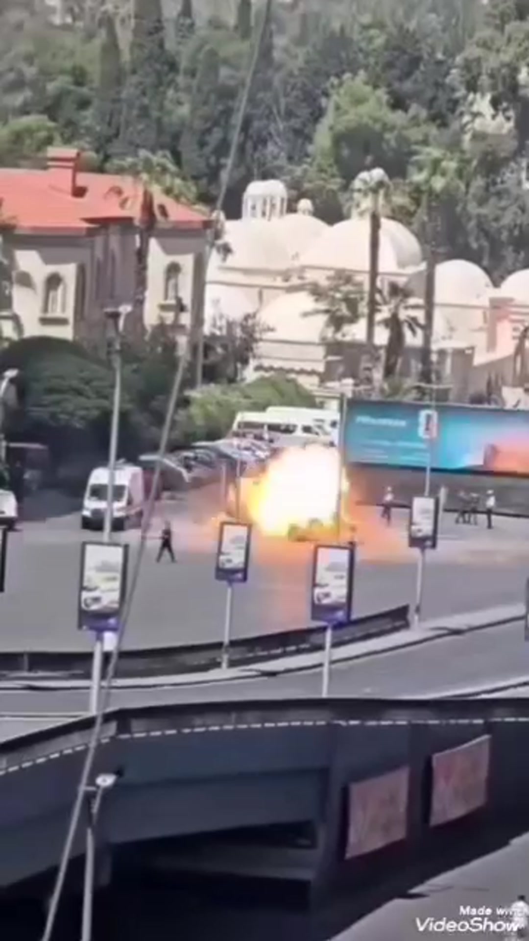 Video thumbnail for بالفيديو.. كاميرات المراقبة توثق لحظة انفجار السيارة قرب فندق ماكرون في دمشق