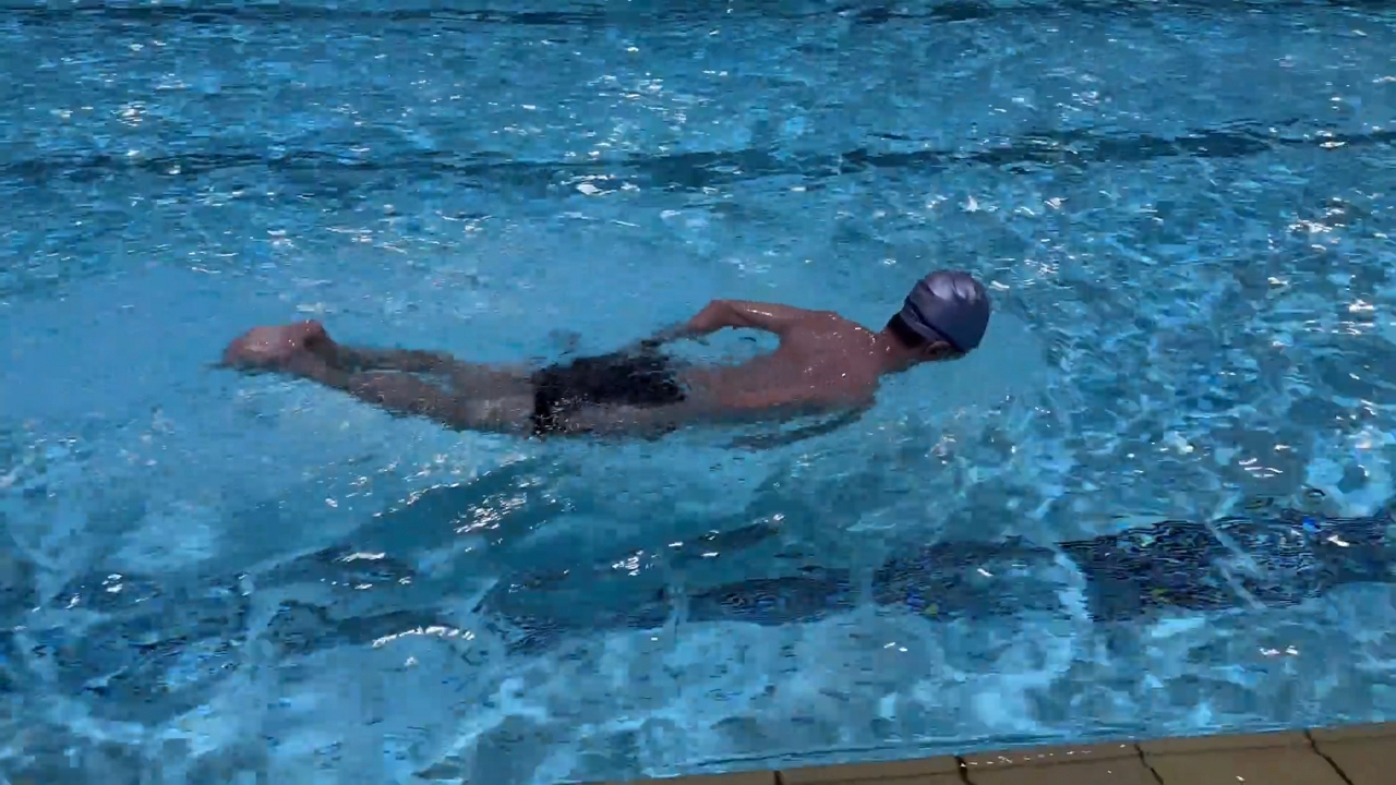 Video thumbnail for Man Hilariously Struggles to Swim in Place
