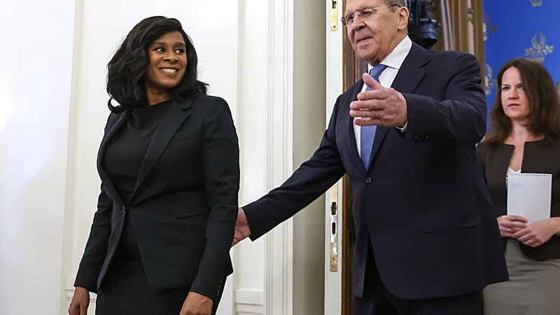 Video thumbnail for Russian foreign minister hosts his Guinea-Bissau counterpart in Moscow