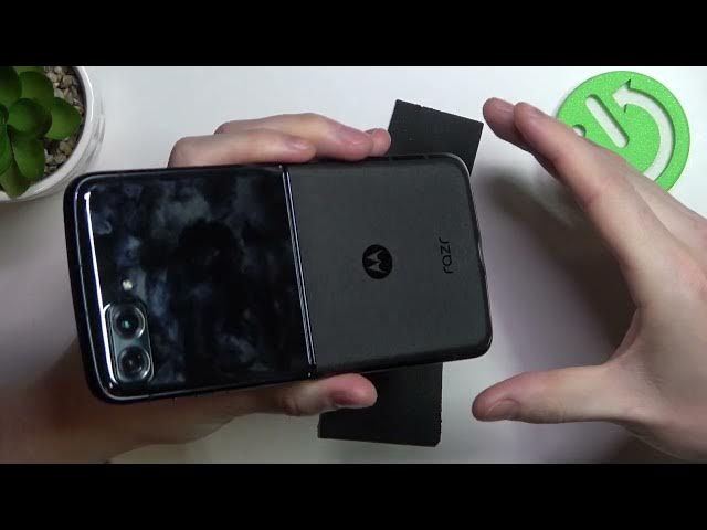 Video thumbnail for MOTOROLA Razr 2022 - Does It Have Stereo Speakers?