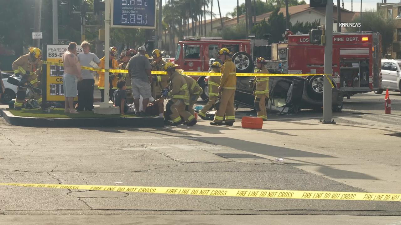 Video thumbnail for US, Los Angeles: Winnetka Two-Car Collision Leaves Eight Injured.