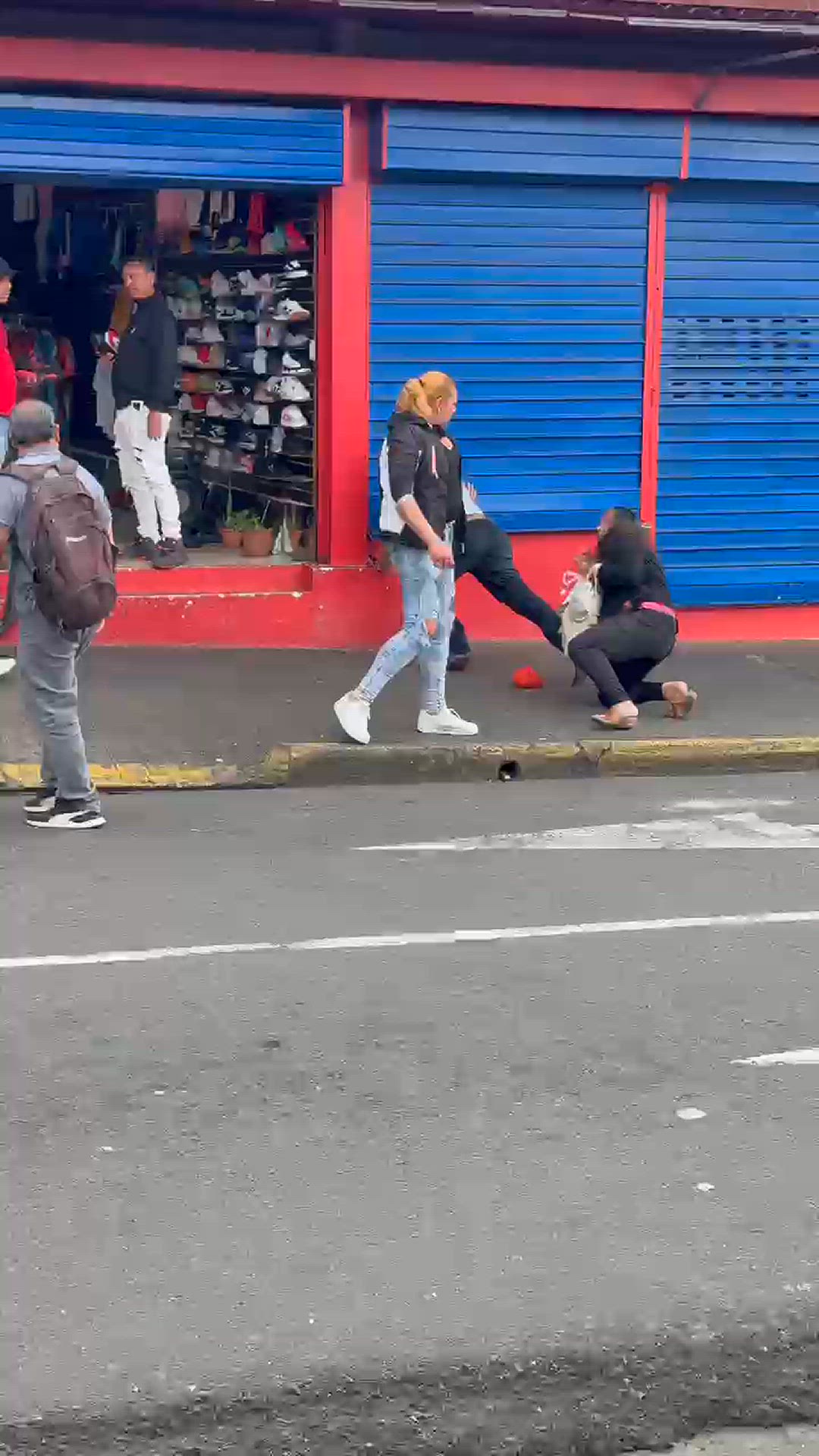 Video thumbnail for Asalto en San José: Mujer vapulea a delincuente