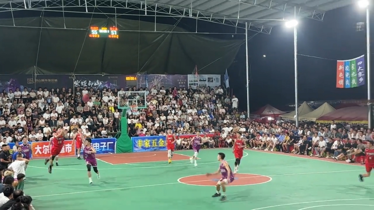 Video thumbnail for Last-Second Three-Point Shot Wins Basketball Game in Guizhou