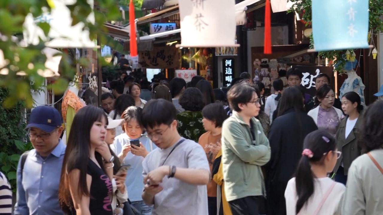 Video thumbnail for China: Digital scents create high-tech sensory experiences for Chinese consumers.