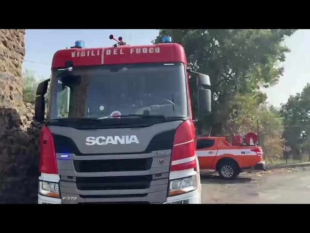 Video thumbnail for Sì sono concluse le operazioni di spegnimento del vasto incendio che oggi ha interessato circa 20 et