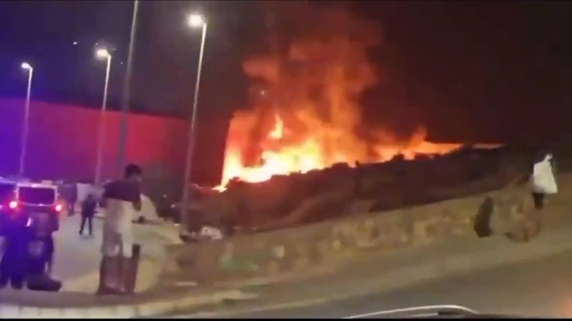 Video thumbnail for Hundreds flee as fire destroys migrant shelters in Ceuta