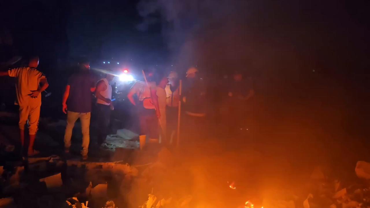 Video thumbnail for Israeli airstrike devastates residential area in central Gaza.