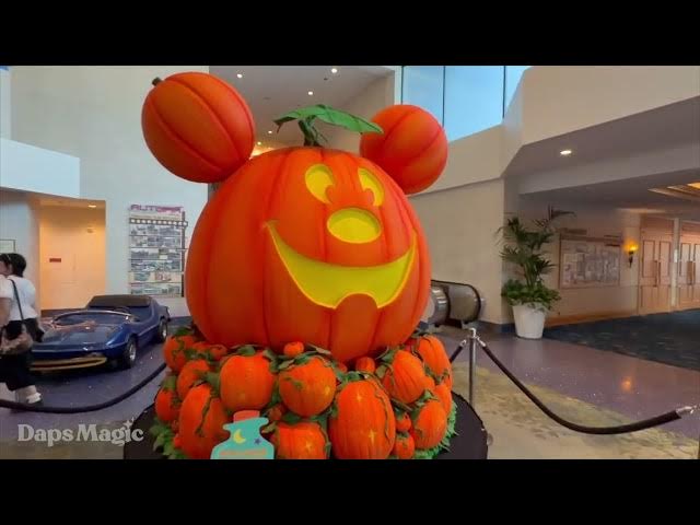 Video thumbnail for Confectionery Mickey Pumpkin Display Appears at Disneyland Hotel 4K