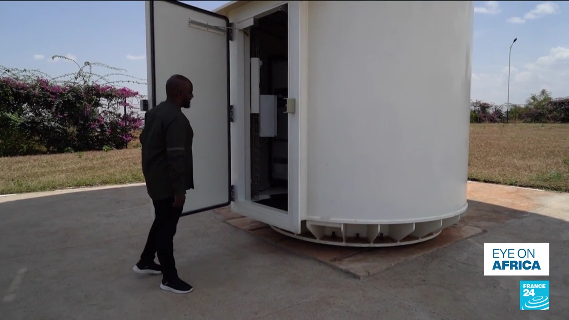 Video thumbnail for Rwanda positions itself as an African space pioneer