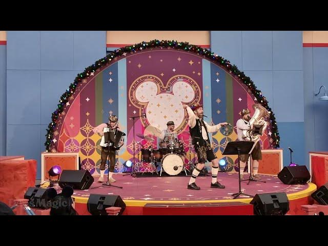 Video thumbnail for Festmeister Hans und Die Sauerkrauts | Holidays at the Disneyland Resort 2025 4K