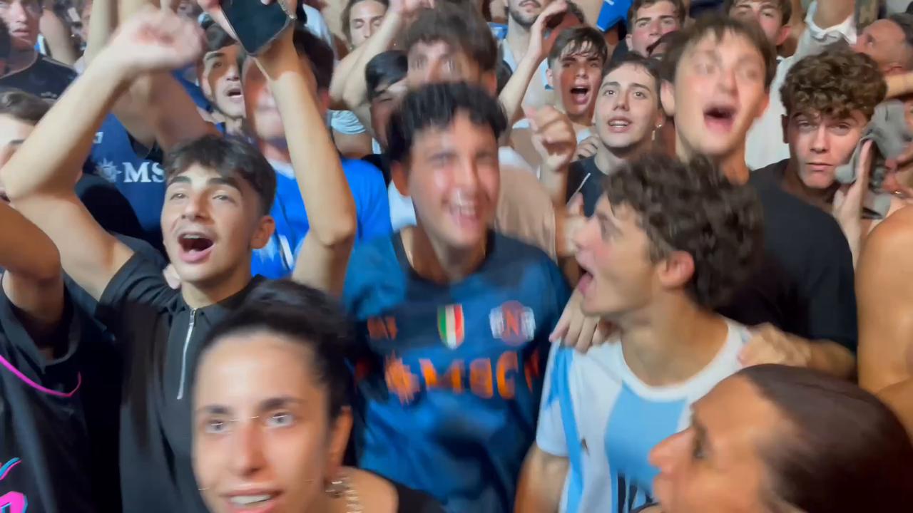 Video thumbnail for Italy: Football fans in Naples spectate 2026 FIFA World Cup final.