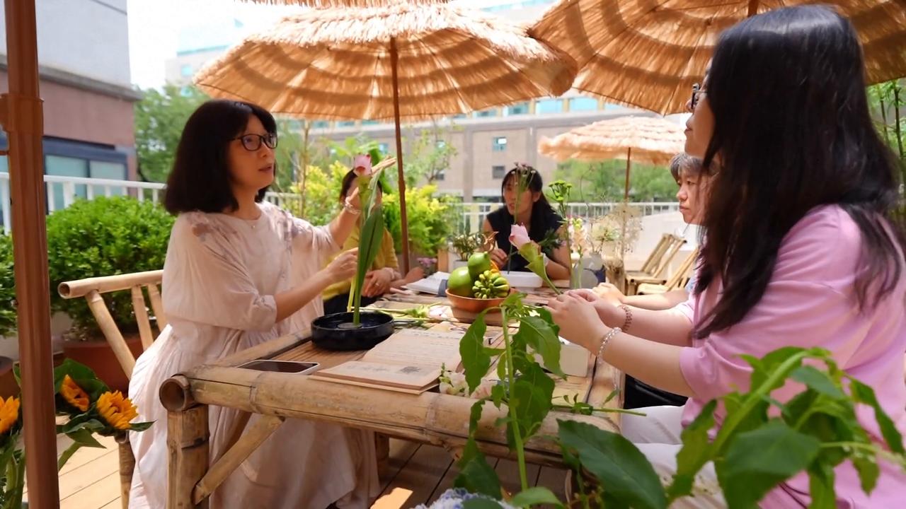 Video thumbnail for China: Beijing turns rooftop spaces into new destinations.