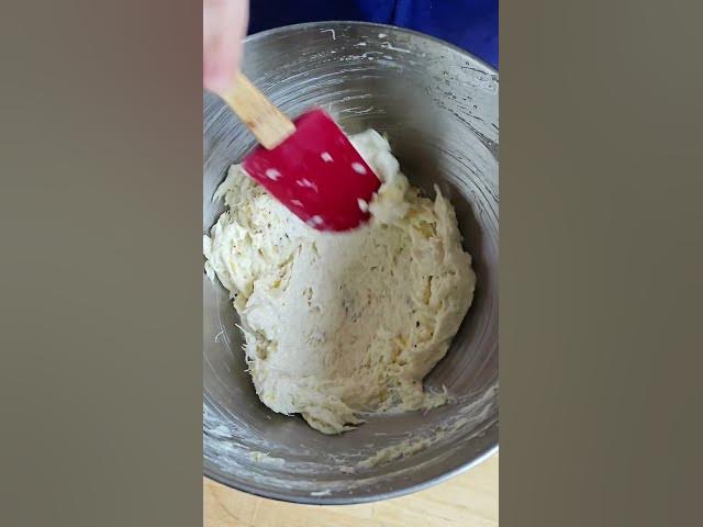 Video thumbnail for Polenta blanche grillée, Baccalà mantecato : l'heure de l'apéro comme a Venise.