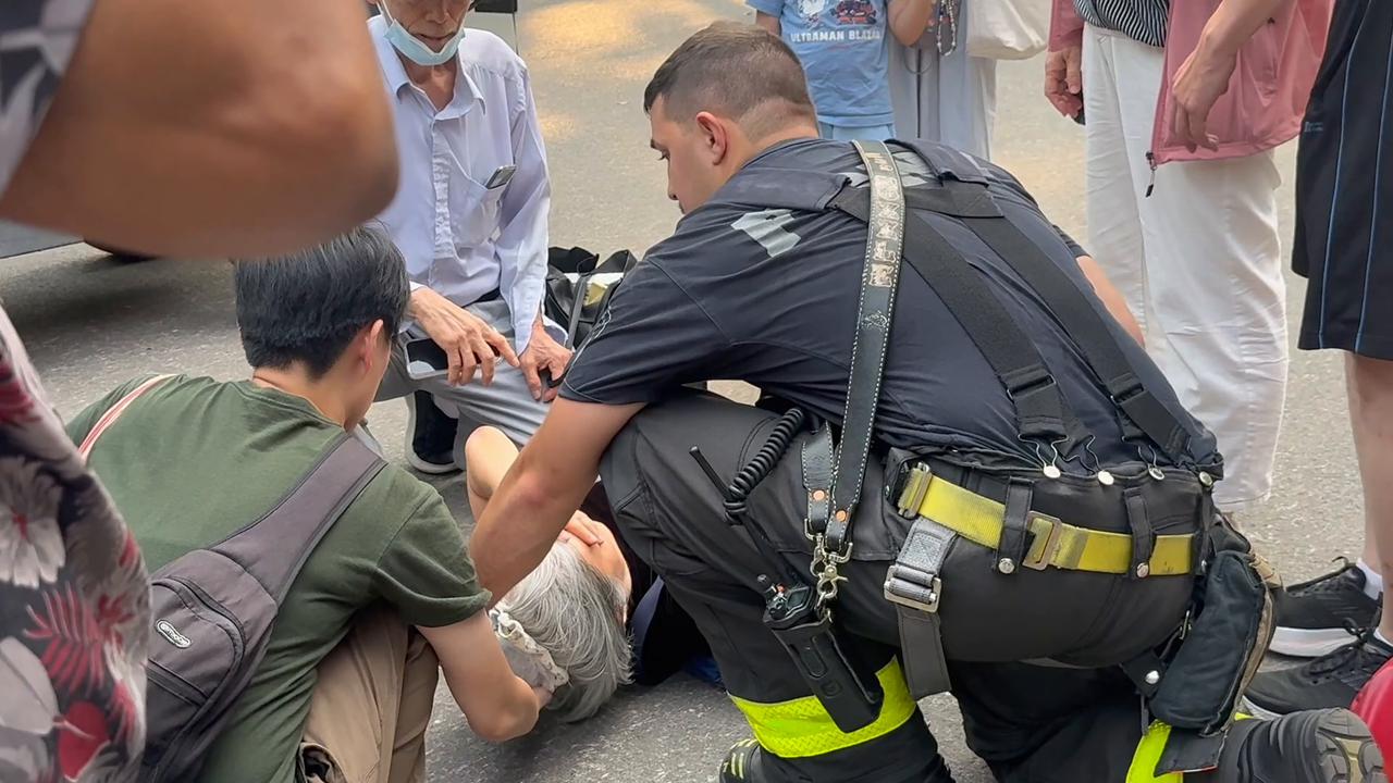 Video thumbnail for US: An Old Chinese Woman Hit By A Biker in Central Park 4.