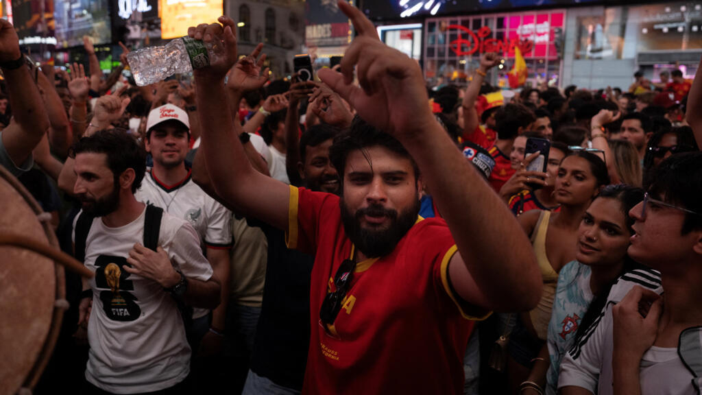 Video thumbnail for The winners are those 'that played football': Spanish fans celebrate World Cup win