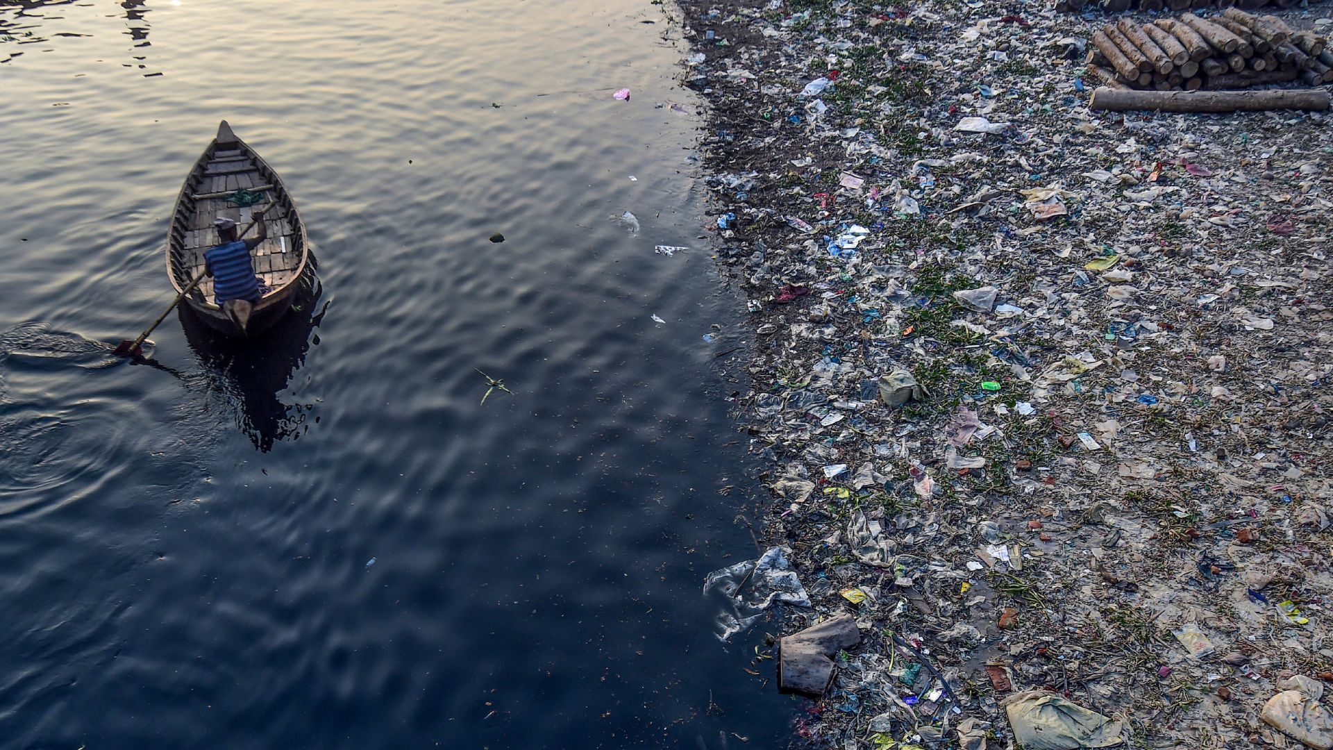 Video thumbnail for Dhaka’s polluted rivers threaten health and livelihoods in Bangladesh