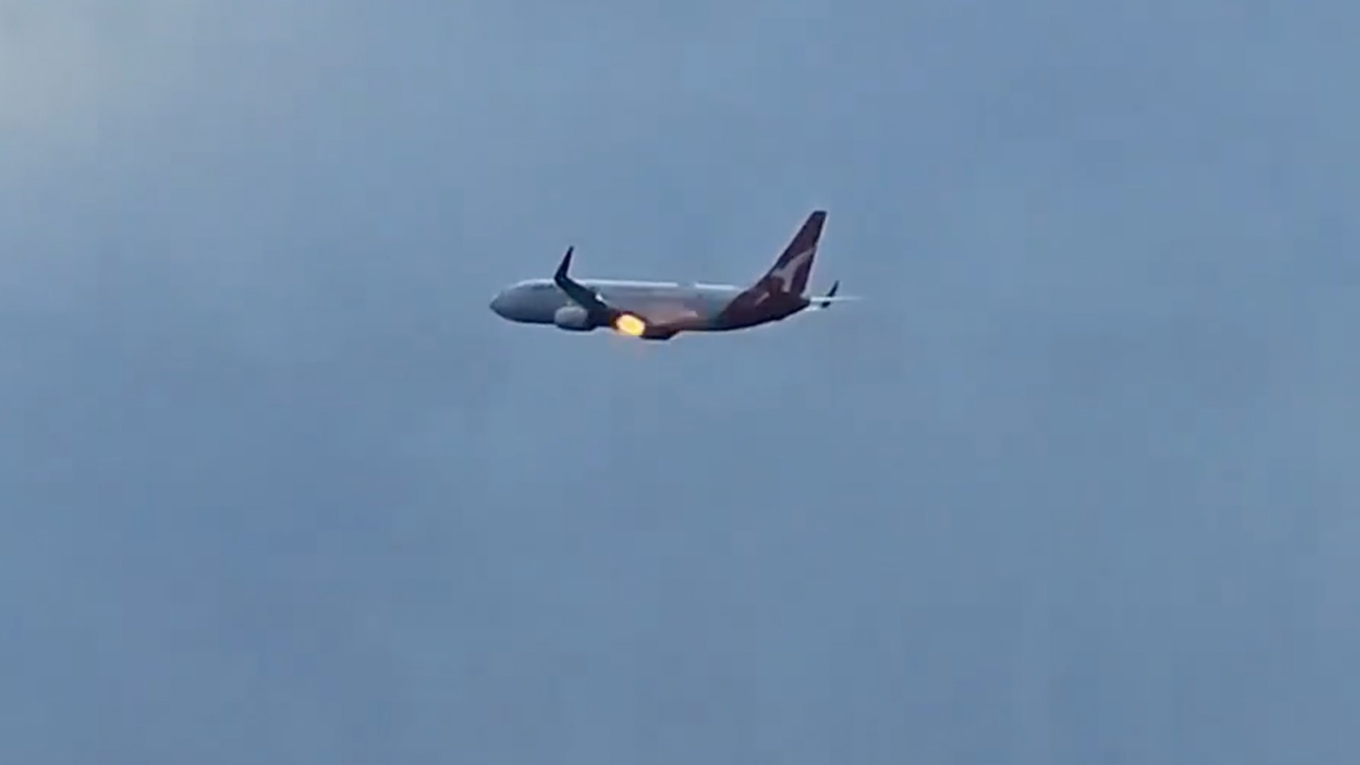 Video thumbnail for Flames burst from Qantas plane engine after New Zealand takeoff