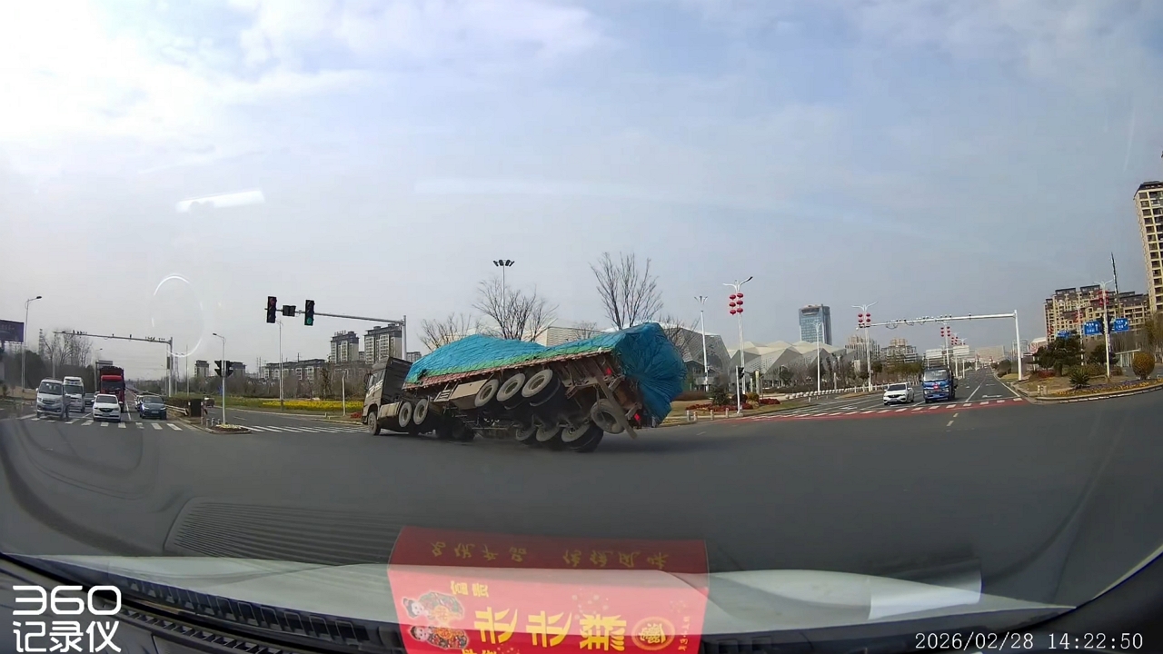 Video thumbnail for Truck Overturns While Turning at Anhui Intersection